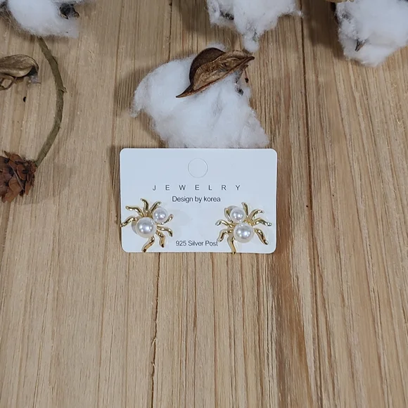 🕷🕷NEW🕷🕷GORGEOUS!! Faux Pearl Spider Earrings in 925 Silver Posts - Picture 13 of 16